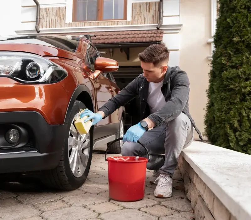Lavage auto à domicile Vendœuvres : professionnel intervenant sur un véhicule